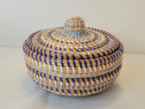 5.5" ROUND Grass Coiled BASKET W/ Lid   Blue & White Raffia Accents The Natural Cover