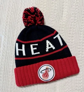 Mitchell & Ness Miami Heat Wintermütze Bommelmütze schwarz rot NBA bestickt Patch - Bild 1 von 6