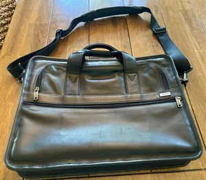 TUMI 100% Leather Black Laptop Crossbody Bag NWOT - Bild 1 von 15