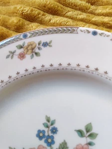 5 Royal Doulton KINGSWOOD Luncheon Or Salad Plates 8" - Picture 1 of 3