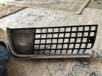 Chevrolet Corvette 1970 parrilla delantera derecha con lente de luz de estacionamiento.  Foto 1 de 4