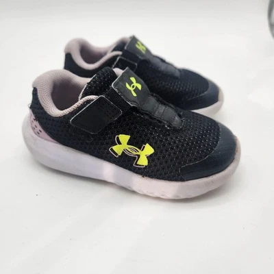 Nuevo con etiquetas Zapatos de tenis Under Armour Surge 3 negros y rosas para niñas pequeñas, 6 Foto 1 de 4