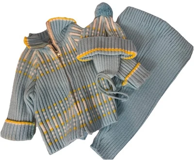 Set maglione vintage anni 60 blu giallo giacca pantaloni pom cappello taglia 0-6 M retrò accogliente - Immagine 1 di 4