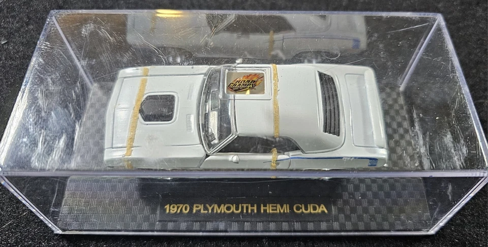 Road Champs 1998 escala 1:43 1970 blanco Plymouth Hemi Cuda con vitrina Foto 1 de 4