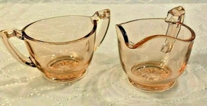 Rosa Depression Glas Milchkännchen und Zuckerdose mit Griffen gerippter Boden Vintage - Bild 1 von 12