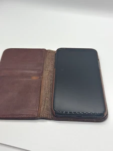 Iphone XR For Parts, Turns On, Comes With Wallet Case - Photo 1 sur 3