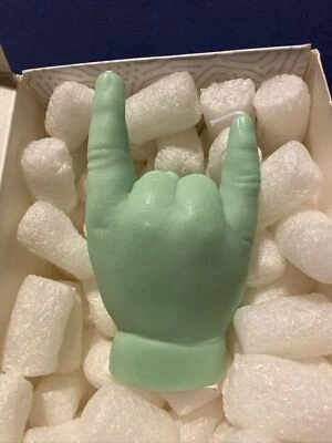 CandleHand Baby Hand Gesture Candle YOU ROCK / Green / Size 6x4x11cm - Imagem 1 de 4