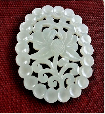 Colgante amuleto tallado a mano de jade nefrita blanco chino vintage de 1900 Foto 1 de 4