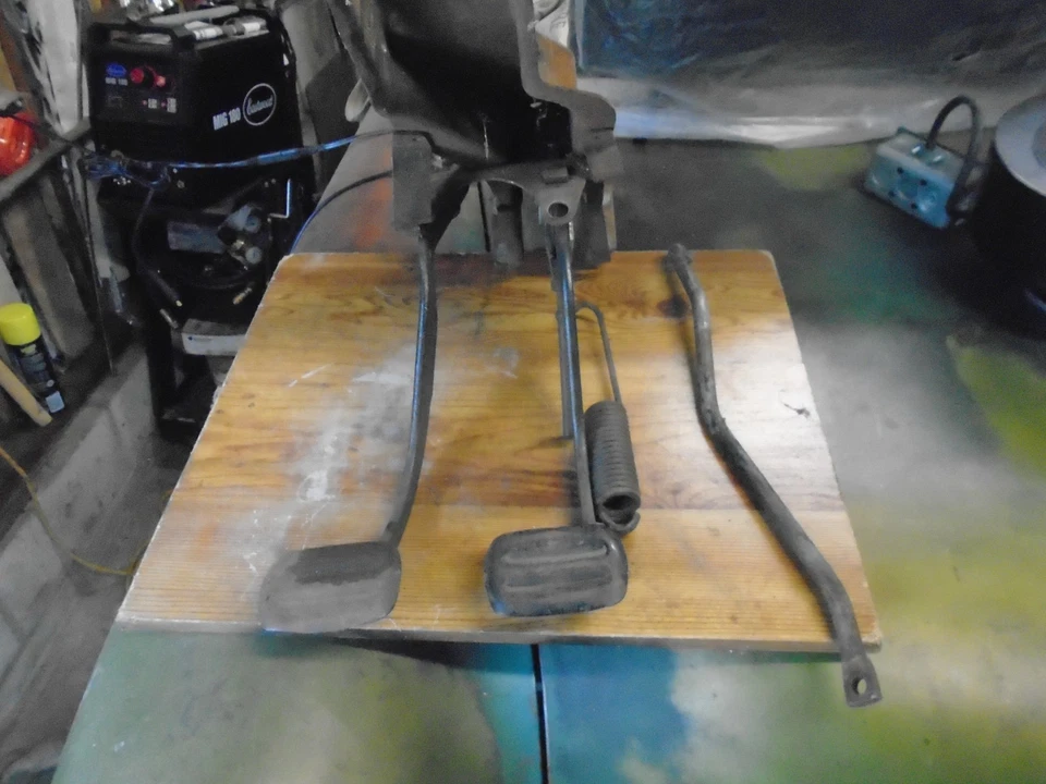 1958 Chevy Chevrolet Impala Belair Delray Biscayne conjunto de pedais de freio e embreagem - Imagem 1 de 4