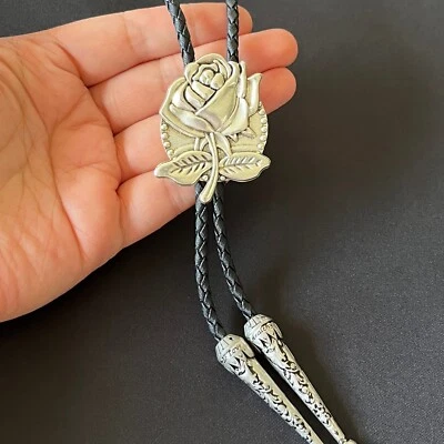 Hand-Made Silver Rose Bolo Tie Western Alloy PU Rope Wedding Necklace Gift Foto 1 de 4