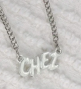 Collar De Colección VALLEY GIRL Placa de Identificación "CHEZ" Años 80 Jerga Linga Palabra Metal Blanco Dije - Imagen 1 de 6