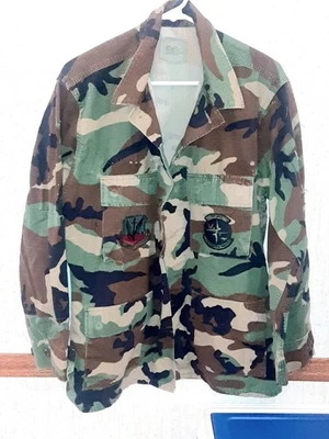 Camisa de camuflaje de la Fuerza Aérea de la USAF Abrigo para clima cálido Med reg.  Usado Foto 1 de 4