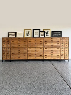 Antiguo gabinete de almacenamiento de 63 cajones para laboratorio, piezas o boticario, catálogo de tarjetas Foto 1 de 4