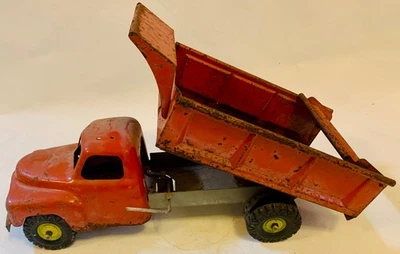 Camión de volteo de acero prensado Marx Studebaker años 50 de colección muchas manchas de óxido Foto 1 de 4