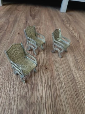 VNTG黄铜娃娃屋炉 雕刻3把椅子套装2.5英寸高 — 第 1/4 张图片