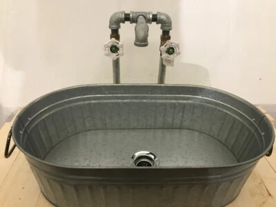 FREGADERO, DESAGÜE Y GRIFO RÚSTICO OVALADO DE METAL GALVANIZADO (Casa de campo industrial) Foto 1 de 4