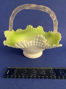 CESTA DE VIDRIO VICTORIANA GRANDE con interior VERDE y mango retorcido esmerilado-COMO NUEVA - Imagen 1 de 10