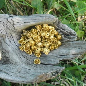 90 Beads Flowers / Roses Metal Aluminium 6 MM (Golden) - Picture 1 of 1