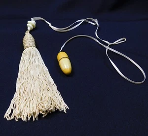 Antiguo kit de costura de monedero de viaje con borlas esmalte y latón Alemania Occidental - Imagen 1 de 5