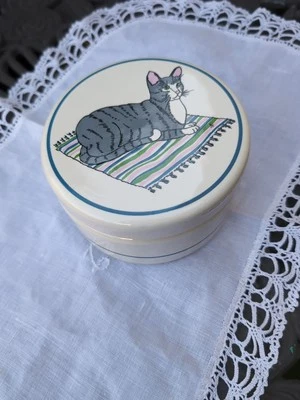 Tarro de cerámica Spectrum de Pfaltzgraff gato en manta pintado a mano firmado  Foto 1 de 4