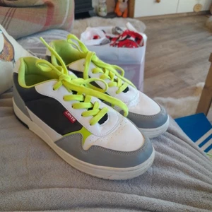 LEVI'S White Women's Trainers - UK Size 5 Faux Leather Excellent Cond, - Picture 1 of 8