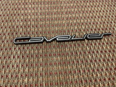 Chevrolet Cavalier años 90 plástico adhesivo emblema insignia adorno (ON-25-263) Foto 1 de 4