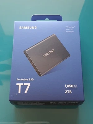 Unidad de estado sólido portátil Samsung T7 2 TB USB 3.2 - gris titanio Foto 1 de 4