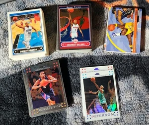 Lotto carte NBA 100+ carte $240+ Bv. 2006-08 Kyle Lowry cromato rookie incluso - Foto 1 di 12
