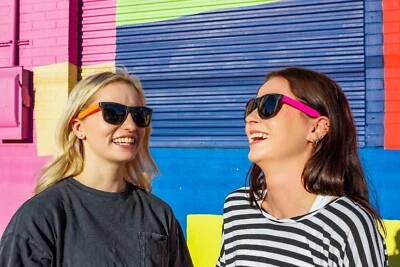 Paquete de 12 gafas de sol de neón - certificado CPSIA - plomo (Pb) sin contenido y protección UV  Foto 1 de 4