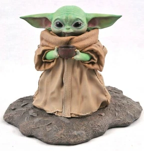 DIAMOND SELECT THE MANDALORIAN- CHILD WITH SOUP 1/2 SCALE STATUE - Bild 1 von 3