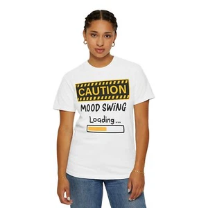 Camiseta Teñida Prenda Unisex Gráfica Precaución | Divertida Camiseta Informal - Imagen 1 de 46