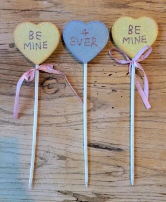 Tres estacas de corazón de jardín de plantas de madera de San Valentín "BE MiNE" "4 Ever" pastel Foto 1 de 4