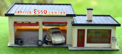 Heljan H0 1776, Esso Service Station/KFZ Werkstatt mit Figur, Auto - Bild 1 von 4