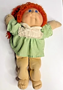 Bambola vintage Cabbage Patch per bambini - capelli filati rossi, occhi azzurri, vestito verde - Foto 1 di 6