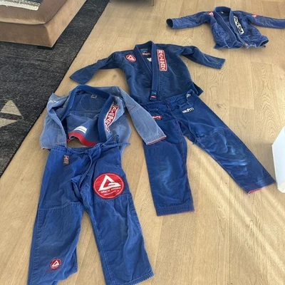 Lote Gracie Barra Azul Hombre A2. Tres tops gi.  Dos fondos gi.  Foto 1 de 4