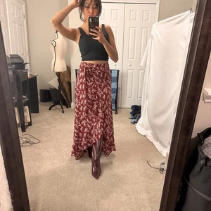 Simplee weinroter Maxi Wickelrock, weißes Blumenmuster, Rüschendetail Akzent, S - Bild 1 von 5