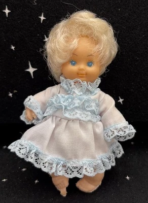 Bebé de plástico vintage con vestido hecho en China 4,5" Foto 1 de 4
