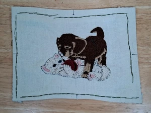 Pannello lino ricamo vintage gattino e cucciolo in gioco 21 cm per 15 cm - Foto 1 di 5
