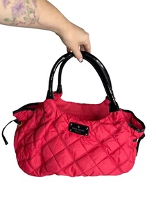 Borsa Kate Spade trapuntata nylon rosso con manici in vernice nera e chiusura con cerniera - Foto 1 di 9