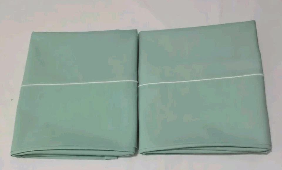 2 fundas de almohada verde claro bordadas blancas en puño.  20 X 30 Stan/Queen Foto 1 de 4