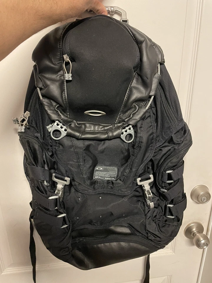 Mochila táctica Oakley de cuero negra para fregadero de cocina Foto 1 de 4