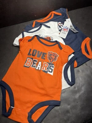 ¡Juego de 3! Ropa del equipo de la NFL Chicago Bears de una pieza para niñas 6-9 meses con fondo a presión Foto 1 de 4