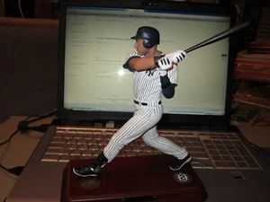 DEREK JETER SCULPTURE - DANBURY MINT - ISSUE: 6550 - LIMITED EDITION (2014) - Picture 1 of 10