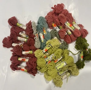 Vintage Posten 26 Knäuel Bernat Tapestria Nadelspitze Wolle Garn mehrere Farben - Bild 1 von 3