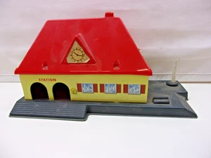 Gebäude- Bahnhof passend zu H0 Blech und Kunststoff um 1950  WESTERN GERMANY - Bild 1 von 3