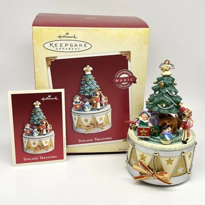 De Colección Hallmark Keepsake Ornamento Toyland Treasures 2005 Cuerda Navidad *LEER* Foto 1 de 4