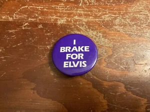 De colección "I Brake for Elvis" Presley Pin-Back botón 1-1/2 redondo - Imagen 1 de 3