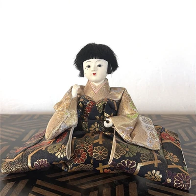 Boneca japonesa vintage Ningyo feminina Hina quimono sentado 5x7" - Imagem 1 de 4