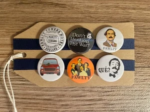 Fawlty Towers, TV Sitcom, Komödie, Basil, Manuel, Geschenk - Button Pin Anstecker Set - Bild 1 von 3