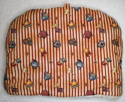 Acogedora cubierta de tetera aislada a rayas rojas con teteras bolsitas de té y flores   Foto 1 de 4